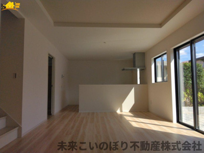 【居間・リビング】 | LIGARE蓮田市緑町13期　1号棟 | 一日の中で多くの時間を過すことになるリビングダイニングだからこそ、いつも穏やかな空間であることが必然。爽やかな通風と採光を存分に感じる事が出来る空間です。