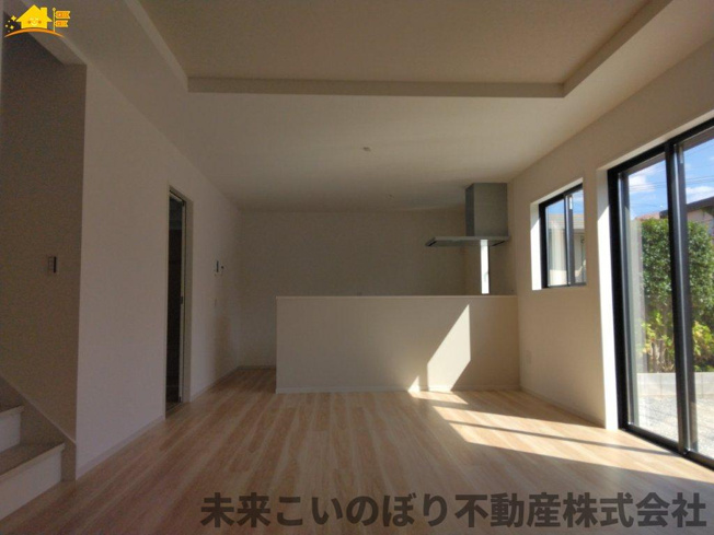 【居間・リビング】 | LIGARE蓮田市緑町13期　1号棟 | 一日の中で多くの時間を過すことになるリビングダイニングだからこそ、いつも穏やかな空間であることが必然。爽やかな通風と採光を存分に感じる事が出来る空間です。