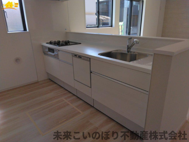 【キッチン】 | LIGARE蓮田市緑町13期　1号棟 | 対面キッチンならつくりたてのお料理をすぐに食卓へ♪配膳しながら調理ができるので調理スペースを広く使用でき、作業効率も上がります♪