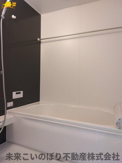 【浴室】 | LIGARE蓮田市緑町13期　1号棟 | １坪サイズのバスルーム。浴室換気乾燥機を標準装備。乾きやすい床やお手入れのしやすい排水口など、いつも清潔にご使用いただけます。