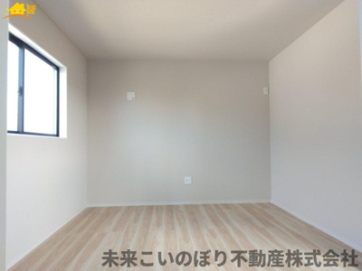 【寝室】 | LIGARE蓮田市緑町13期　1号棟 | 主寝室は大型ベッドもラクラク設置できます♪ゆとりある動線も確保でき、ゆったりとお寛ぎいただけます♪