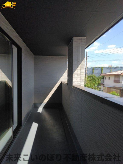 【バルコニー】 | LIGARE蓮田市緑町13期　1号棟 | インナーバルコニーは急な雨にも安心なので、お出かけも楽しめますね！