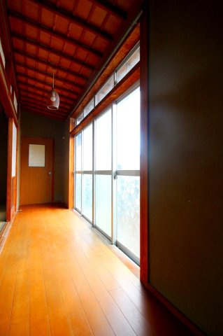 琴浦町赤碕店舗付き住宅のその他|和風な縁側になり、大きな窓の向こうには庭もございます。