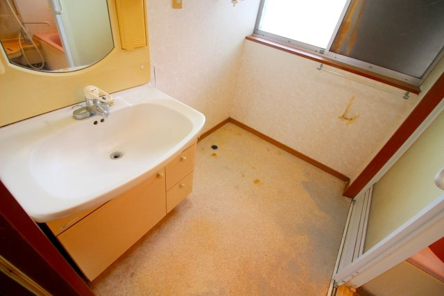 琴浦町赤碕店舗付き住宅の独立洗面台|洗面脱衣室もございます。洗濯機も設置可能です。