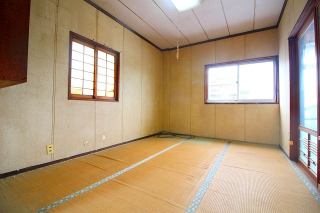 琴浦町赤碕店舗付き住宅の和室|店舗横の和室になります。建具で仕切ってありますので、一緒に使用することも可能です。