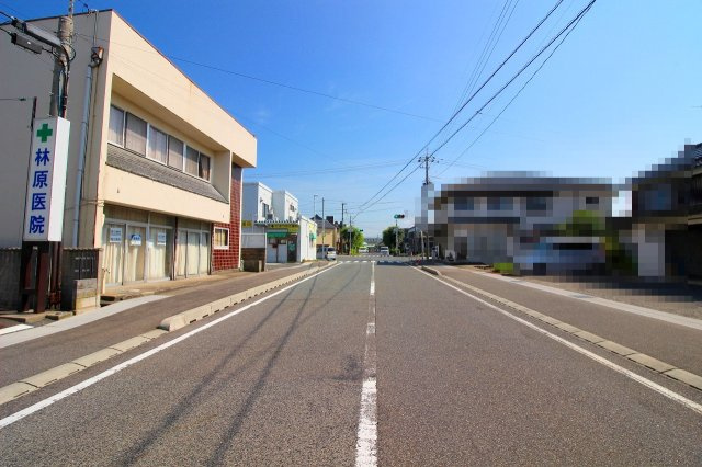 琴浦町赤碕店舗付き住宅の前面道路含む現地写真|赤碕駅前メイン通り沿いに立地した不動産になります。歩道付の幅員約12ｍになります。