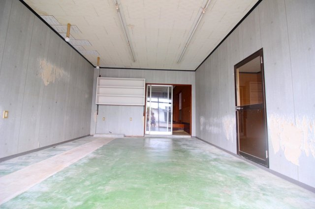 琴浦町赤碕店舗付き住宅のその他|約12帖の店舗部分の写真になります。現状土間となります。隣は約9帖の店舗部分になりその隣は和室になります。一緒に使用することも可能な間取りとなります。