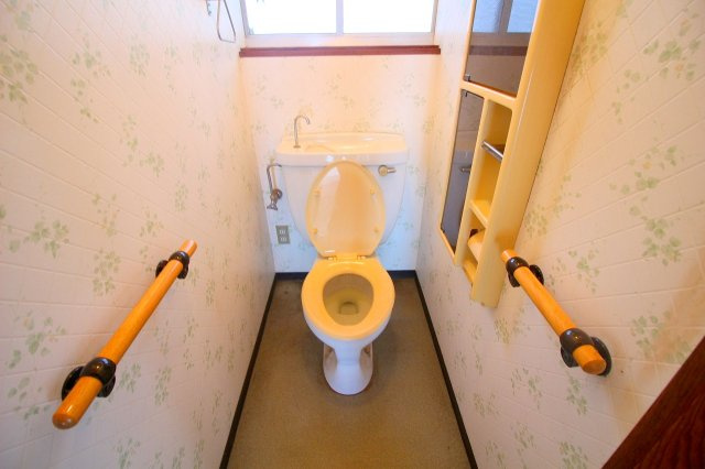 琴浦町赤碕店舗付き住宅のトイレ|水洗トイレになります。