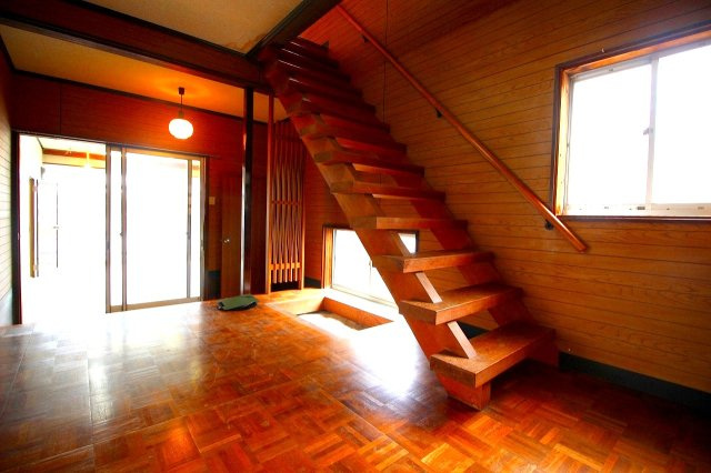 琴浦町赤碕店舗付き住宅の玄関|解放感のある玄関空間になります。オープン階段もおしゃな仕様になります。