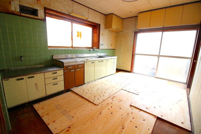 琴浦町赤碕店舗付き住宅の居間・リビング|窓も大きく通気性のあるダイニング空間になります。床に痛みがあり改修工事が必要になります。