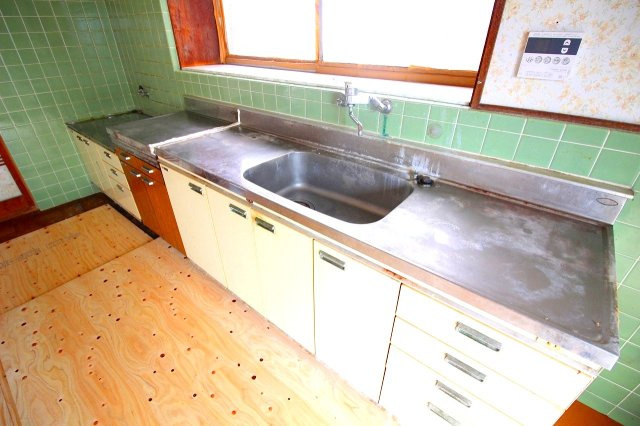 琴浦町赤碕店舗付き住宅のキッチン|ガスコンロ（LPガス）設置可のキッチンになります。