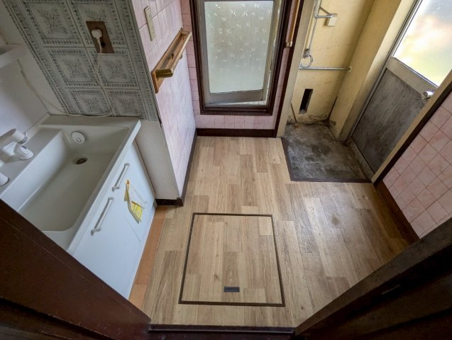 武佐1丁目48　中古住宅の玄関