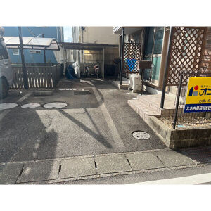 メゾンクレールの駐車場
