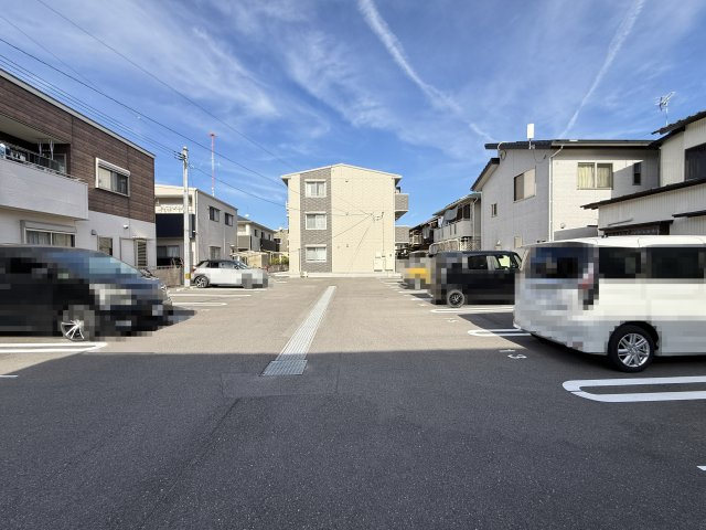 サンフィールド高須の駐車場