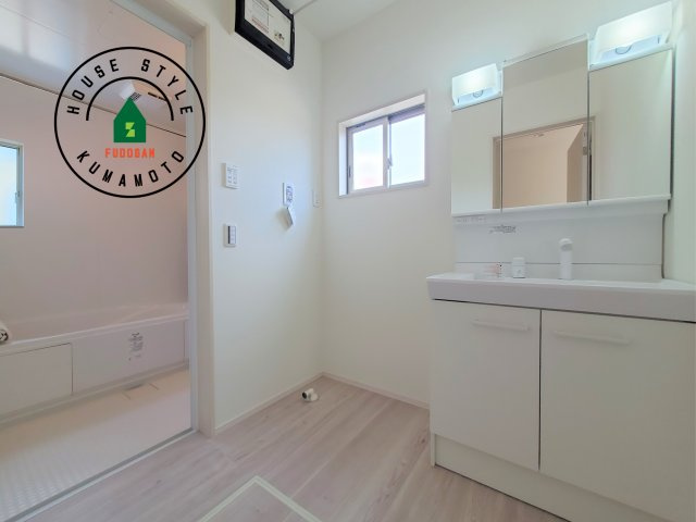 熊本市東区月出2丁目第1-2棟(1号棟)の内観：施工例|ゆとりの洗面スペースで朝の身支度もスムーズに。暮らしを快適に変えるシャワー付洗面台です！