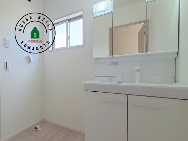 熊本市東区月出2丁目第1-2棟(1号棟)の内観：施工例|毎日使うものだから清潔な空間を保ちたい水回り。洗面にはそんな願いを解消させてくれる収納アイデアが満載です。三面鏡の裏側にはキャビネットが現れ小物から背の高い物まで収納できます。