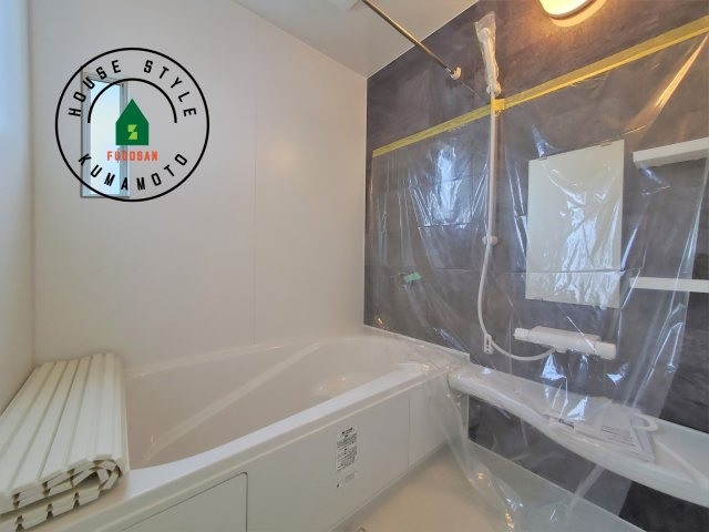 熊本市東区月出2丁目第1-2棟(1号棟)の内観：施工例|1日の疲れを癒してくれる広々バスルーム。雨の日のお洗濯にも大活躍な浴室乾燥機付です！