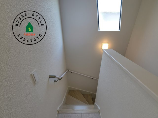 熊本市東区月出2丁目第1-2棟(1号棟)の内観：施工例|階段からも明るい光が入ります。採光や通風も階段の重要な役割です。