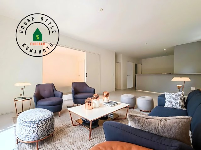 熊本市東区月出2丁目第1-2棟(1号棟)の内観：施工例|キッチンからリビングをしっかり確認できます。家族の笑顔があふれる空間になりそうですね。※家具はCGを合成したものです。