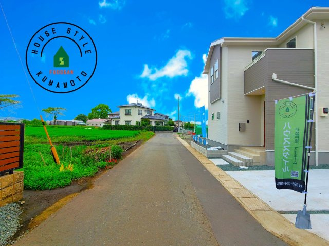 熊本市東区月出2丁目第1-2棟(1号棟)の前面道路含む現地写真|前面道路は閑静な住宅地をはしる車通りの少ない道路。お車の出し入れが苦手なママや小さなお子様にも安心ですね。しっかり舗装もされているので、ベビーカーや自転車で通っても快適に通行できます。