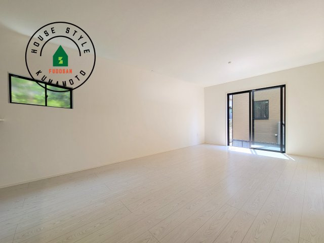 熊本市東区月出2丁目第1-2棟(1号棟)の内観：施工例|多くの時間を過すことになるリビングだからこそ、いつも穏やかな空間・解放感が味わえ毎日が充実します。