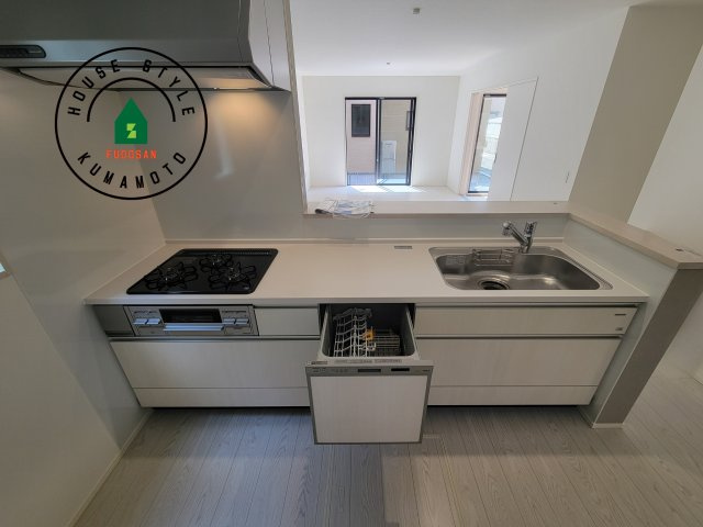 熊本市東区月出2丁目第1-2棟(1号棟)の内観：施工例|ご家族を近くに感じられる対面キッチンのLDK。会話もはずみそうですね。