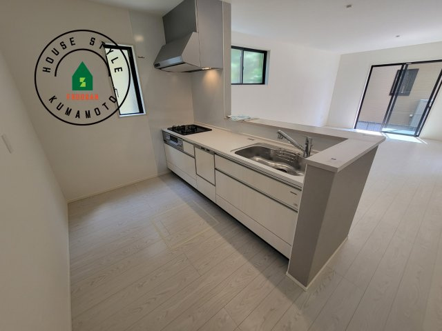 熊本市東区月出2丁目第1-2棟(1号棟)の内観：施工例|ダイニングテーブルへの配膳がラクラク、お料理はかどるカウンター付きシステムキッチン！