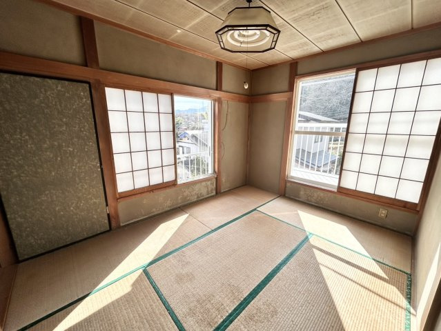 【和室】 | 寝室でゆっくりと過ごすためにはベッド周りの適度な空間を担保することや窓の位置、照明の明るさ、寝室の広さなどを考える必要があります。自身や家族の構成とライフスタイルに併せて寝室にする部屋を選びましょう！