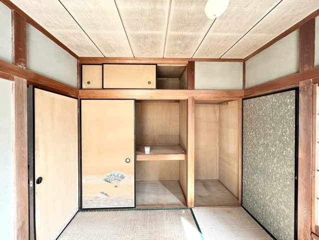 【収納】 | デザイン性を重視しすぎて収納が少なかった！なんてことにならないため、事前に現地で収納の数を確認しておくことをお勧めします。クローゼット以外にも床下収納や屋根裏収納、パントリーなどもチェックしましょう。