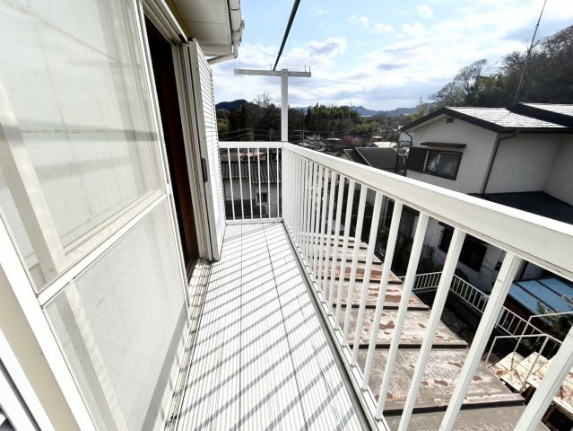 【バルコニー】 | バルコニーは、室外の専用スペースのうち、「屋根がなく開放された空間」であるものを指します。ベランダより広いタイプのものが多く、日当たりもよいため家庭菜園などを楽しみたい人にとって適した環境となります。