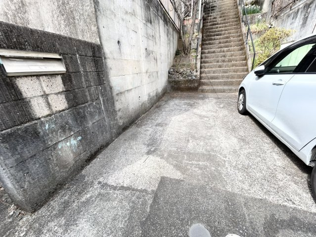 【駐車場】 | 駐車場と明記されていても、最小スペースでつくられた駐車場だと大型車は駐車できなかったり、出入りしにくくなったりする可能性があります。お車のサイズと購入したい物件の駐車場のサイズを現地で確認しましょう。