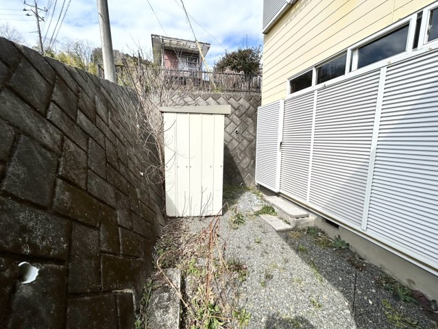 【庭】 | 庭があることでガーデニングや家庭菜園はもちろん、こどもの遊び場やペットを放して遊ぶことができます。また、家の周囲に余裕があるということです。隣地との間があれば、十分な日当たりと、風通しが確保できます。