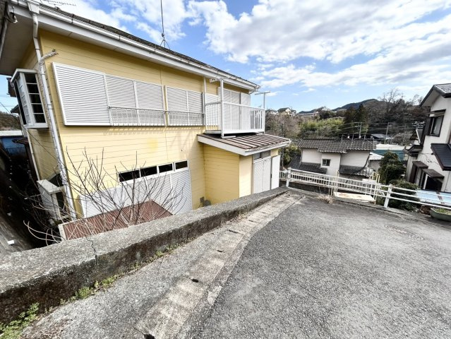【前面道路含む現地写真】 | 住宅用の土地では前面道路に2m以上接していなければならないと法律で定められています。しかし、お持ちの車のサイズやライフスタイルなどにより、2mでは利便が悪い場合もございますので、事前に確認しましょう。