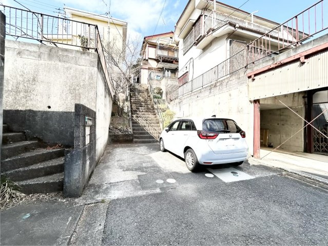 【前面道路含む現地写真】 | お持ちの車種によっては前面道路が広い方が便利でしょう。しかし、前面道路が広ければその分交通量が多くなるため、騒音などが気になる場合があります。実際に現地を見学し、周辺交通量や騒音などを確認しましょう！