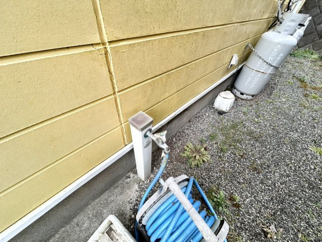 【設備】 | 敷地内に散水栓や立水栓があると便利です。水道水を直接利用できるため、水を運ぶ手間を省くことが出来ます。大量の水を必要とする洗車作業や清掃などに役立ちます。その他設備とあわせて、現地でご確認ください。