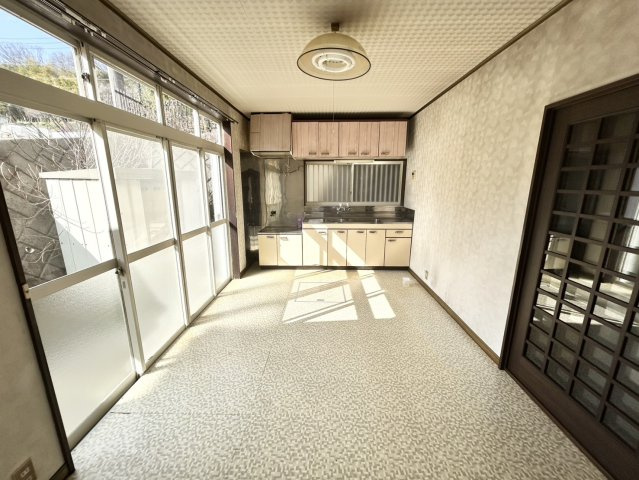 【ダイニング】 | ダイニングは、食事や家族の団らんスペースとしてだけではなく、ほかの用途としても使用することができます。ダイニングテーブルを置き、食事のためのスペースを作ることでリビングとの差別化を図ることができます。