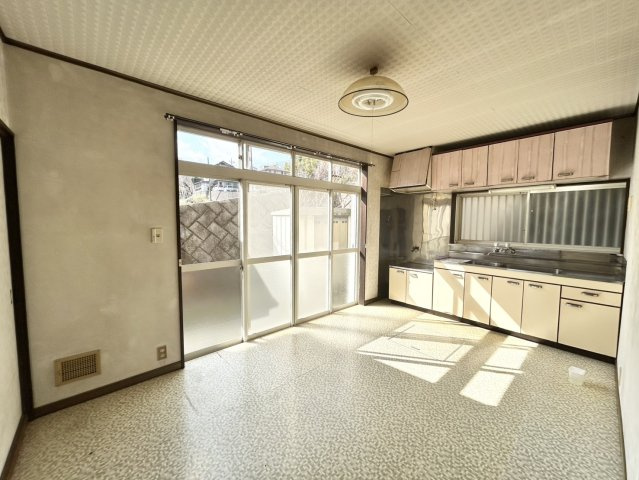 【内装】 | サッシは、ガラス窓に使用される金属製の窓枠です。一般的に住宅建築では、金属製建具工事の段階でガラス類・玄関などと同時に設置されます。種類や構造により断熱性能や遮音性能が異なるので現地でご確認ください。