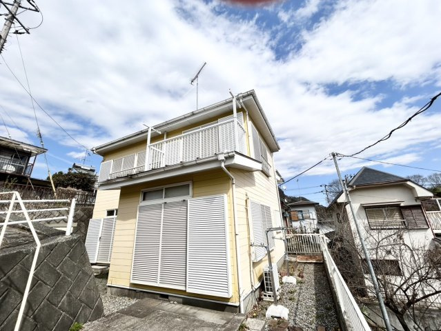 【構造・工法・仕様】 | 木造住宅とは土台、壁、柱など建築物の強度を支える構造体の材に木が使用されている構造を指します。構造体は建物の自重を支えるだけではなく風圧や水圧、積裁荷重などあらゆる衝撃に耐えるための基礎です。
