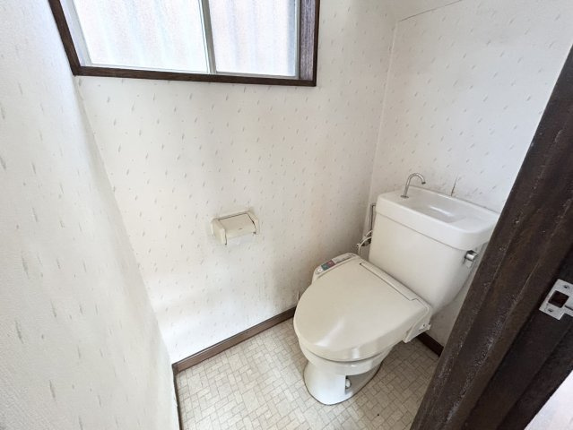 【トイレ】 | トイレは大きさや形、機能、抗菌性などが異なる多種多彩なタイプが各メーカーから出ています。それぞれに良さがあるため、事前にどういったタイプのトイレがいいのかをご家庭内で決めて、内見に行くといいでしょう。