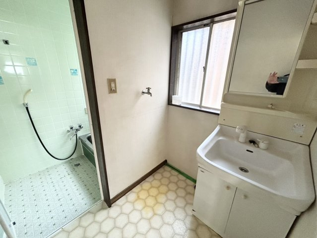 【脱衣所】 | 多くの戸建て住宅で見かける洗面脱衣所は、洗面台と洗濯機が2畳ほどのスペースに並べられていて、洗面所が脱衣所を兼ね備えている間取りが一般的です。お客様が利用することもある、パブリックな空間でもあります。