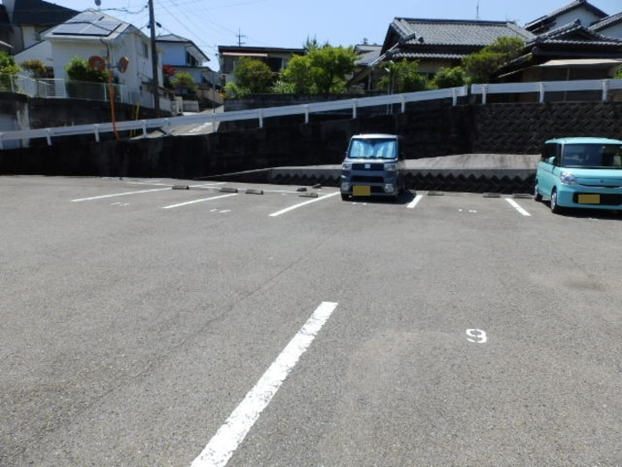 セジュール妙見 B棟の駐車場