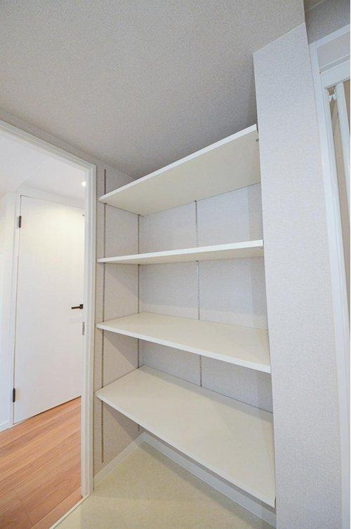 クレアガーデン高須A棟の収納|洗面所に収納棚があります