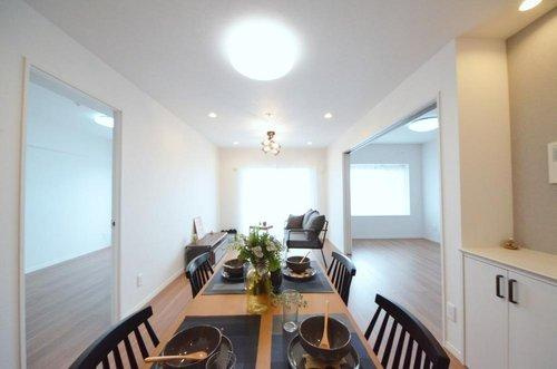 クレアガーデン高須A棟の居間・リビング|東南向きで陽当たりが良く、窓の多いリビング空間。
高層階の為陽当り眺望良好です