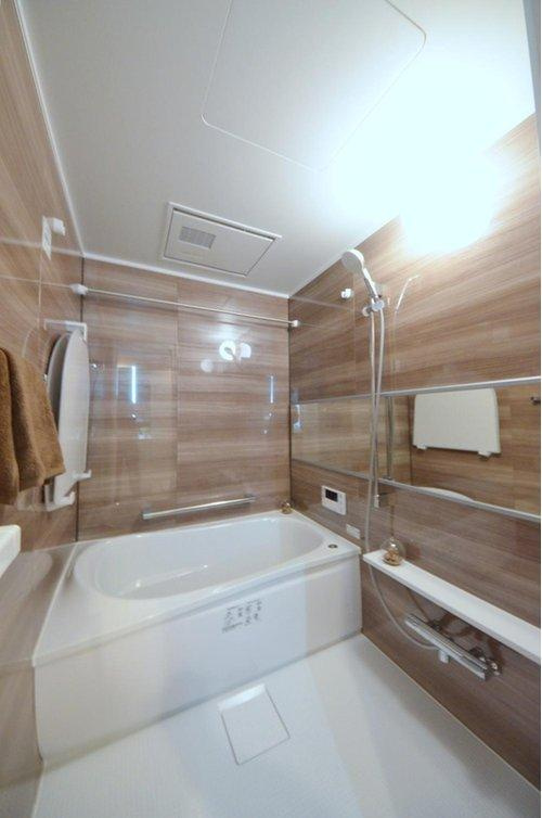 クレアガーデン高須A棟の浴室|人気の換気乾燥暖房機付き。大きなバスルームなので足を伸ばしてゆっくり湯船につかることができます