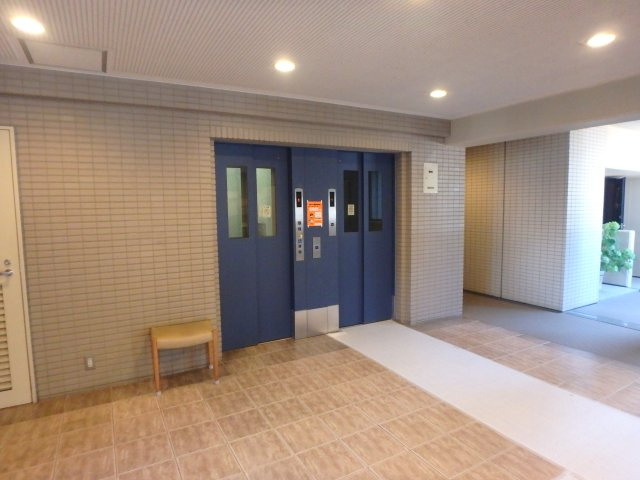 芦屋ハイタウンのその他共用部分|エレベーターはメインに2基、東側に1基合計3基あります。