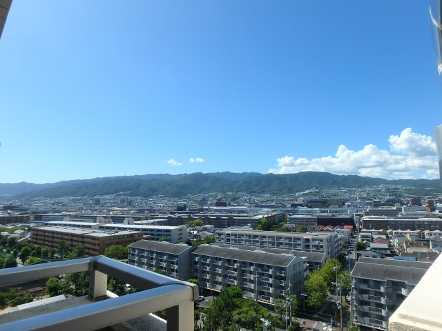 芦屋ハイタウンの展望|共用部から望む六甲山系。緑がとても心地良いです。