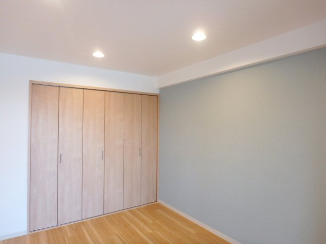 芦屋ハイタウンの洋室|南側6帖洋室です。ダウンライトが4基設置されています。