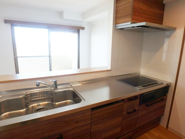 芦屋ハイタウンのキッチン|IHコンロ・食器洗い乾燥機付きです