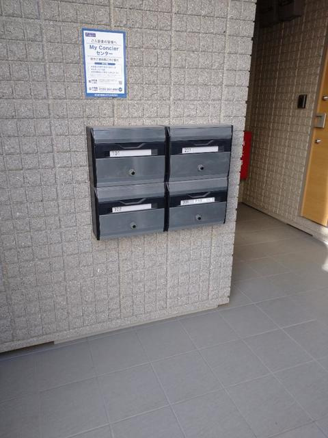 メルヴェイユ上大岡のロビー|集合ポスト