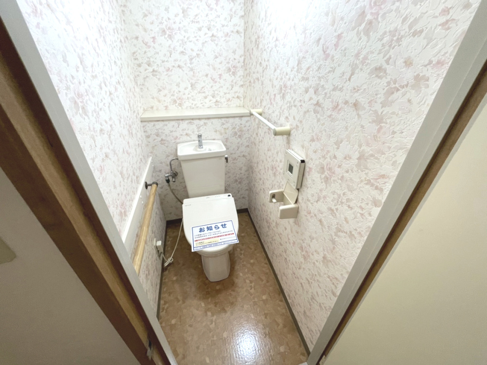 ロイヤルシティー日生のトイレ|花柄のクロスが、爽やかな雰囲気をもたらしてくれます。